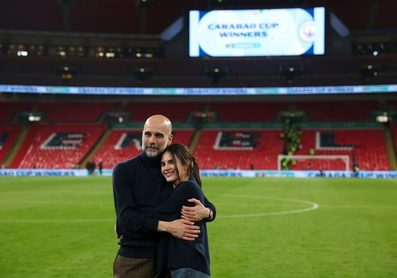 Guardiola i kći poziraju na travnjaku ispod velikog ekrana