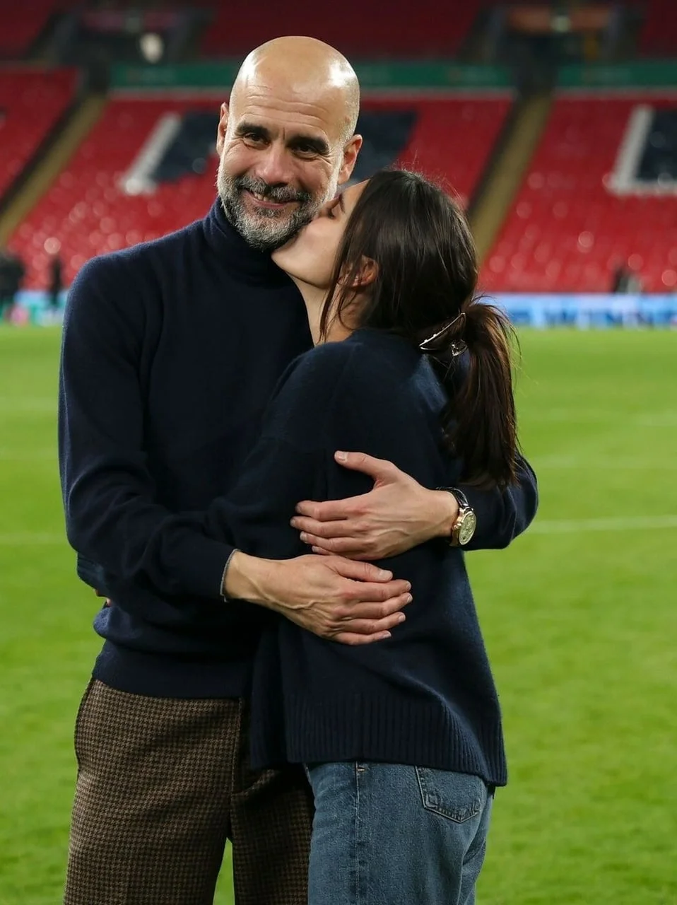 Bliski kadar Marije koja ljubi oca Pepa Guardiolu u obraz