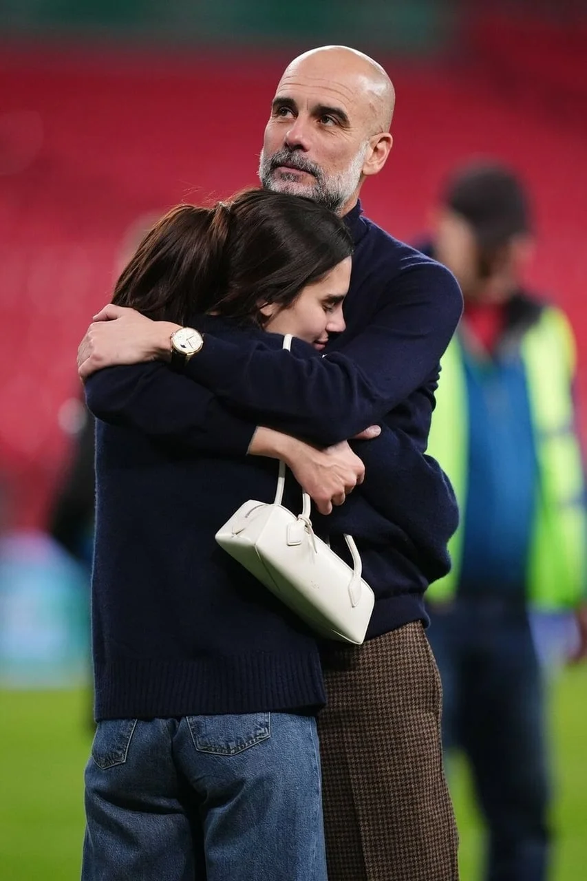 Marija Guardiola naslonjena na očevo rame u čvrstom zagrljaju