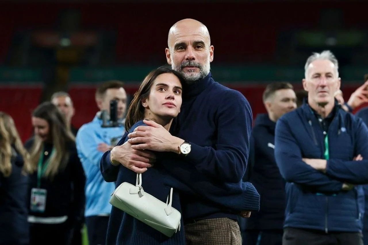Guardiola grli kćer dok okruženi ljudima stoje na terenu