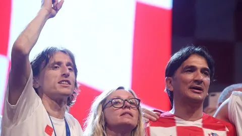 Luka Modrić, Iva Olivari i Zlatko Dalić ispred hrvatske zastave