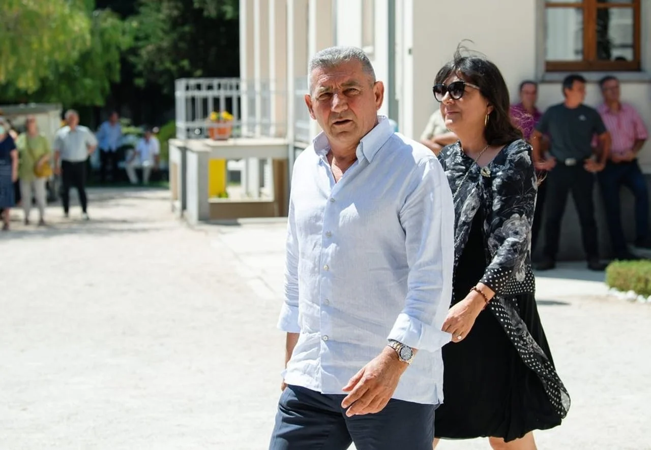 Ante i Dunja Gotovina šetaju vanjskim prostorom
