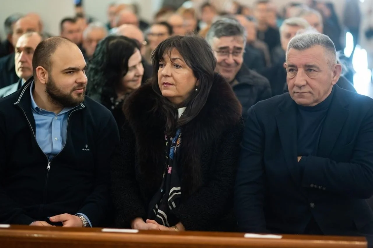 Ante Gotovina i Dunja Zloić Gotovina sjede u crkvenoj klupi