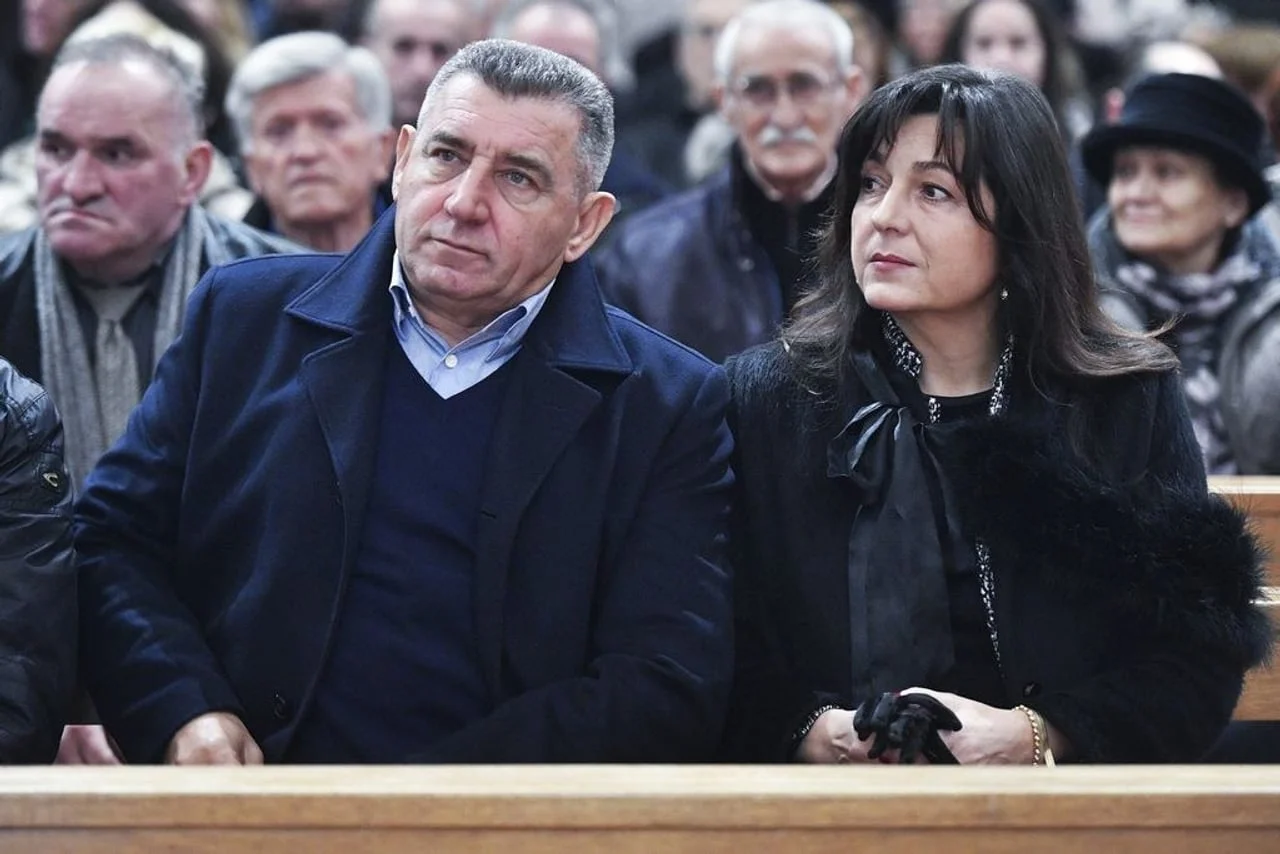 Blizu portret Ante i Dunje Gotovine u tamnoj odjeći