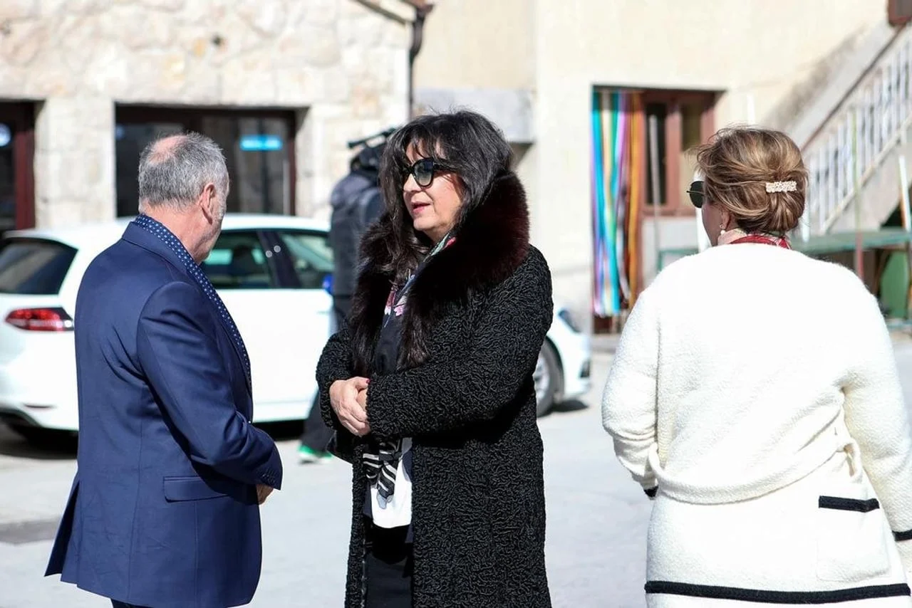 Dunja Gotovina u crnom kaputu razgovara s osobama