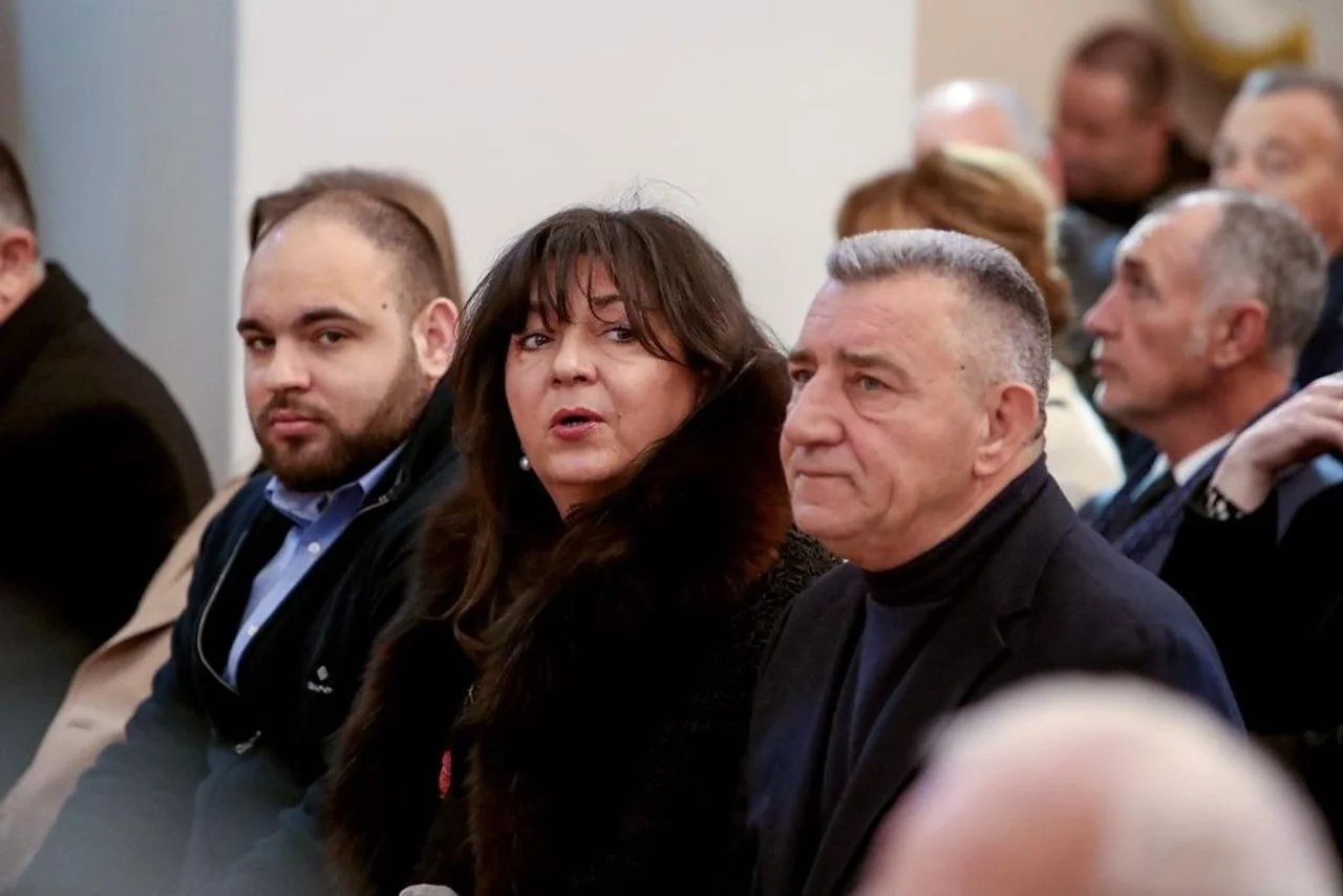 Dunja i Ante Gotovina s putra u crkvenim klupama