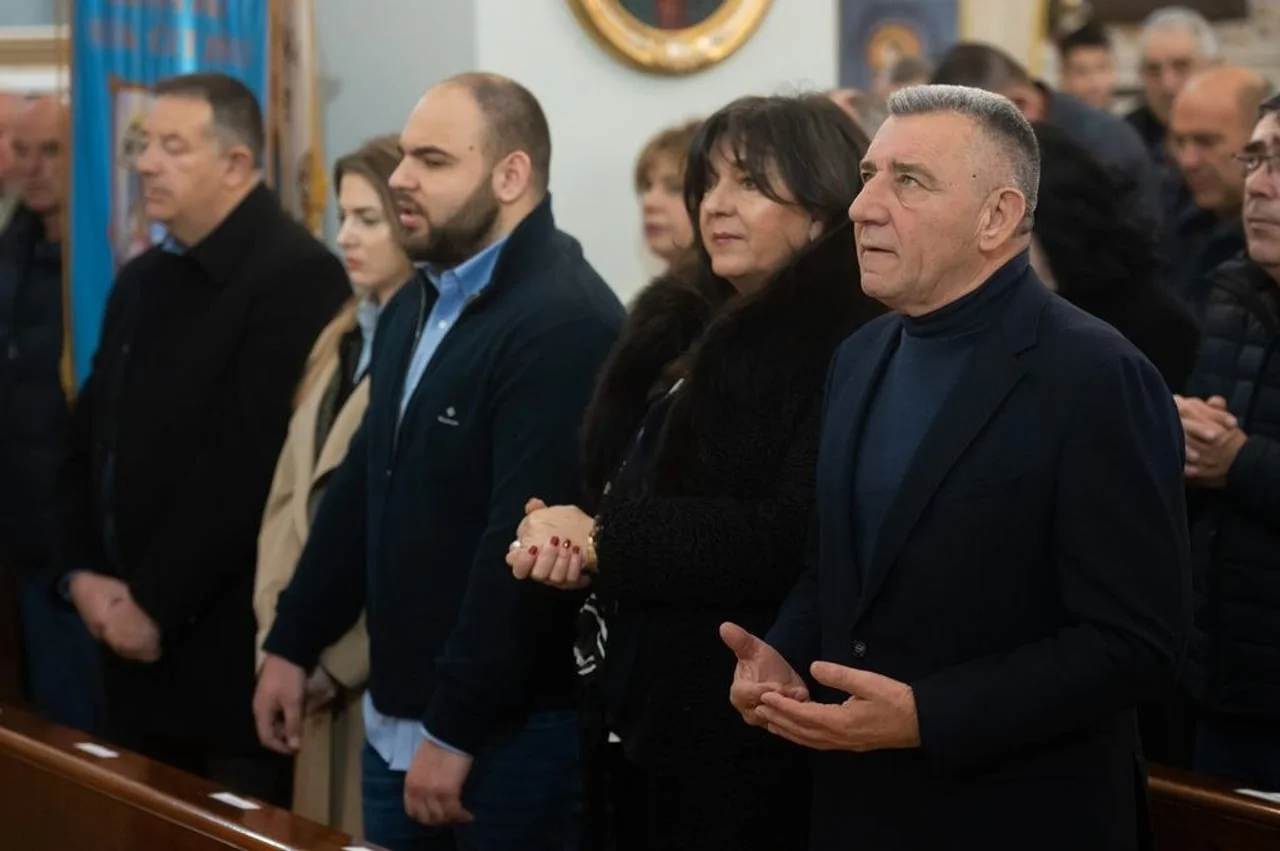 Ante Gotovina i obitelj stoje u crkvi tijekom mise