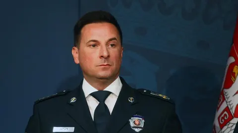 Muškarac u službenoj policijskoj uniformi s odznakom i kravatom
