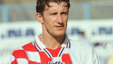 Portret nogometaša u crveno-bijelom kockastom dresu