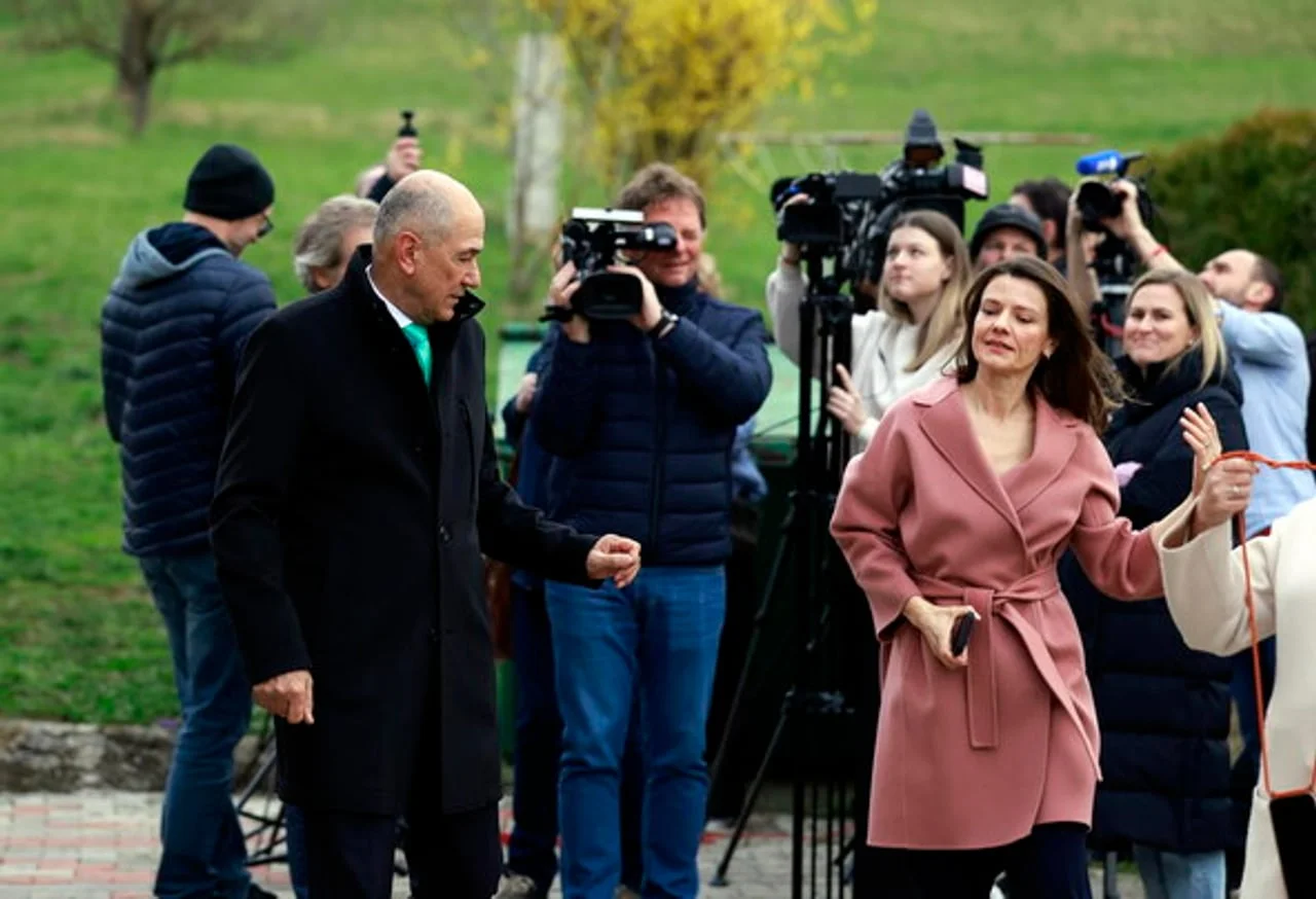Janez Janša i Urška okruženi novinarima i kamerama na otvorenom