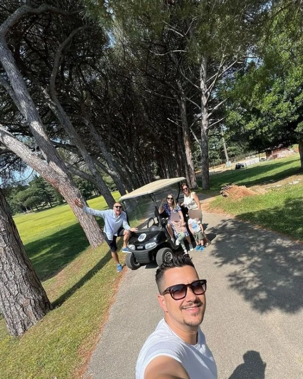 Selfie Marka Tolje uz obitelj u malom električnom automobilu