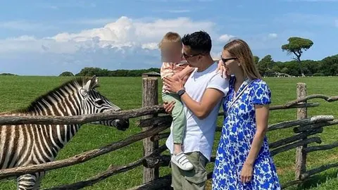 Marko Tolja, supruga Ana i dijete pored zebre u zoštu
