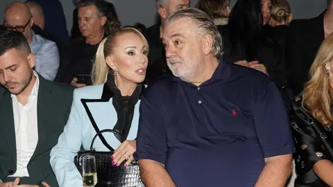 Lepa Brena u svijetlom sakou i Boba Živojinović na društvenom događaju