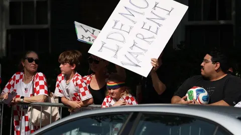 Navijači u crveno-bijelim kockastim dresovima s natpisom Idemo Vatreni