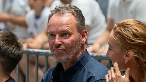 Portret Dagura Sigurðssona i njegove partnerice na tribinama