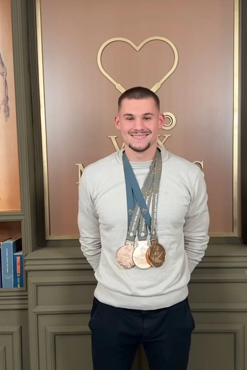 Nikola Zdrilić stoji uspravno s tri sportske medalje na prsima
