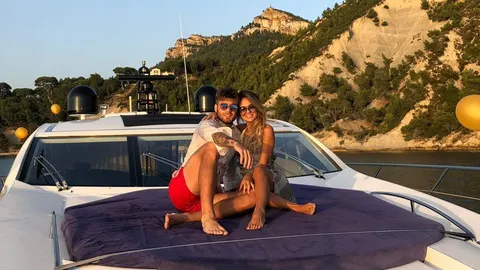 Duje Ćaleta-Car i partnerica sjede na palubi luksuznog bijelog glisera