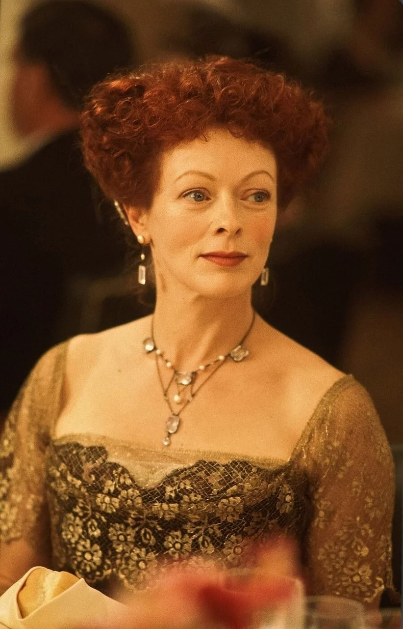 Frances Fisher u raskošnoj čipkastoj haljini i s nakitom