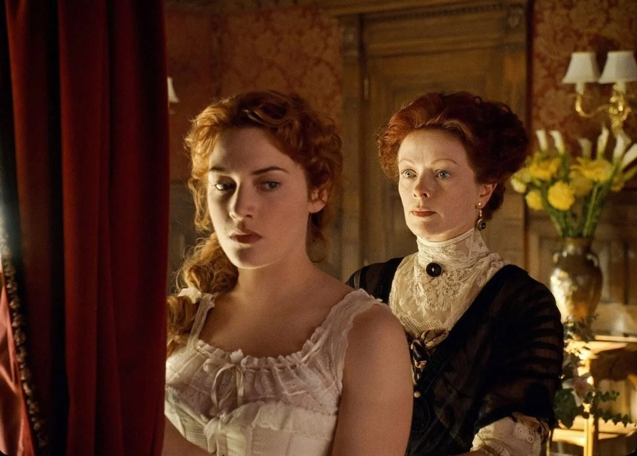 Frances Fisher i Kate Winslet u kostimima iz početka 20. stoljeća