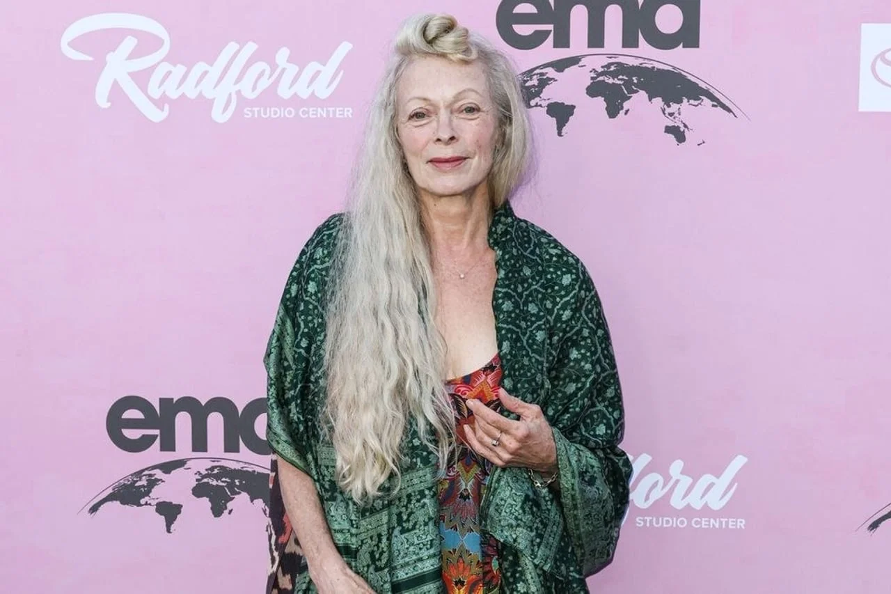 Frances Fisher s dugom sijedom kosom u zelenom šalu