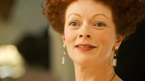 Krupni plan lica glumice Frances Fisher s blagim osmihom