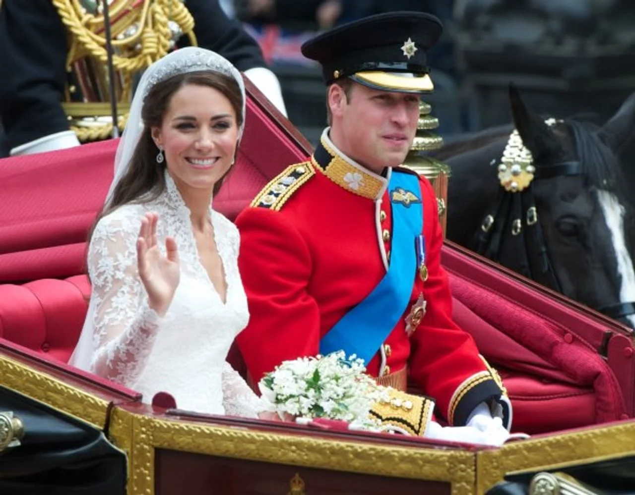 Prince William u crvenoj vojnoj uniformi i Kate u vjenčanici u kočiji