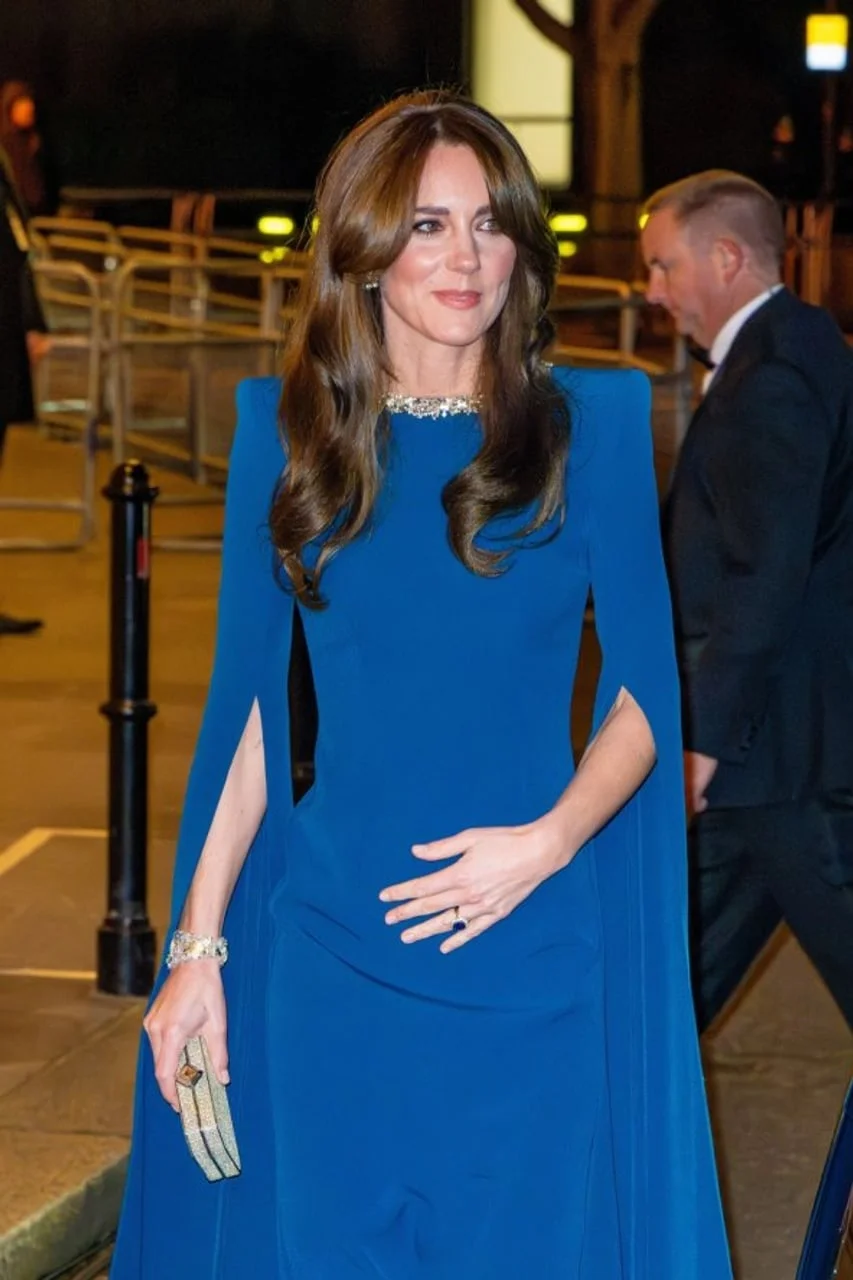 Kate Middleton u elegantnoj plavoj haljini s kapuljačom i nakitom