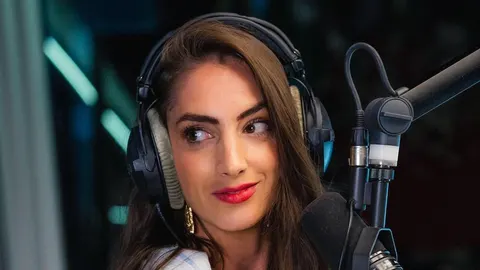 Portret voditeljice Manuele Svorcan s slušalicama u studiju
