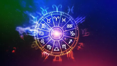 Zlatni astrološki krug sTwelve simbolima zodijaka na tamnoj, svjetlucavoj pozadini