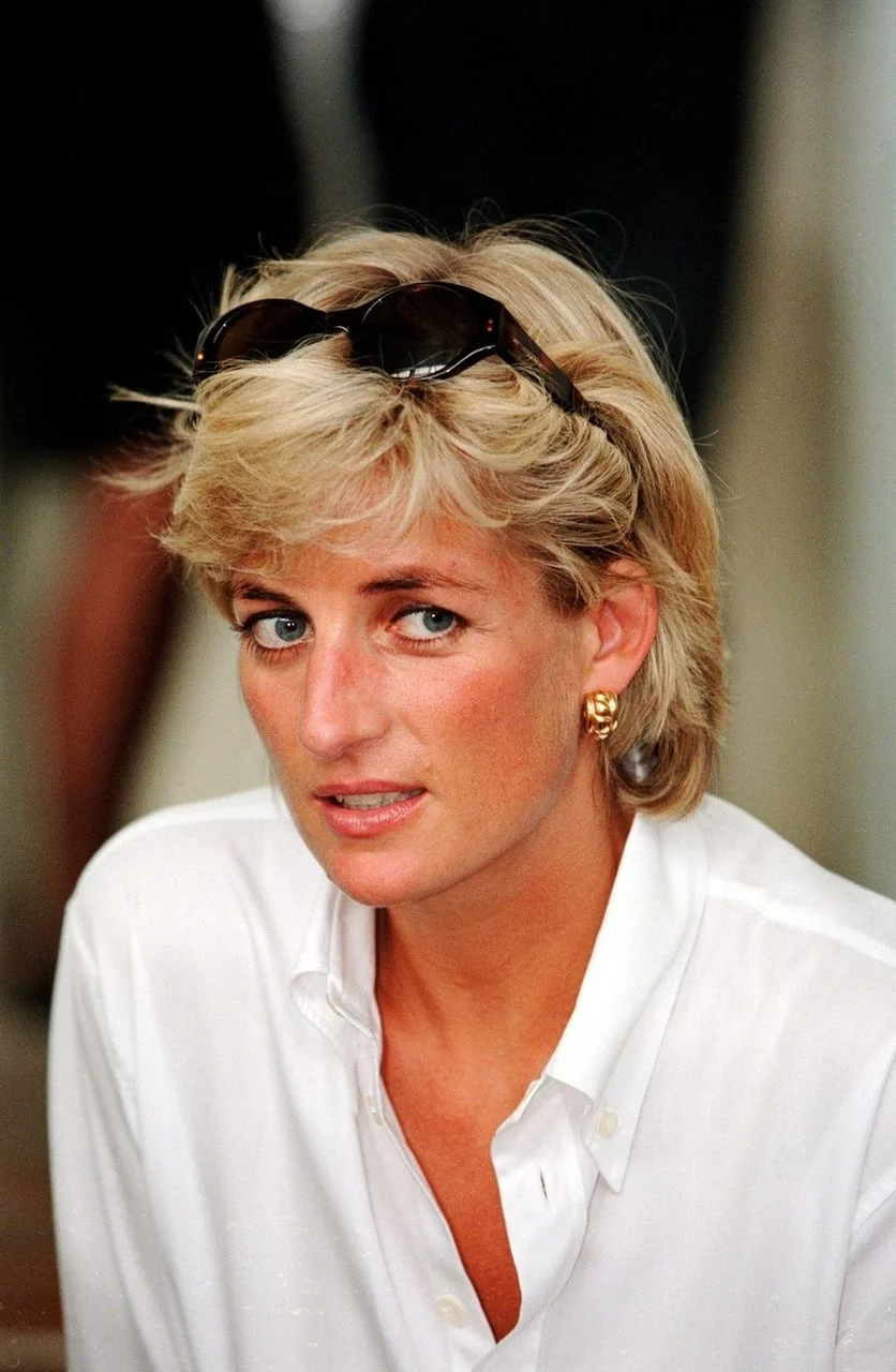 Krupni plan lica princeze Diane u bijeloj košulji