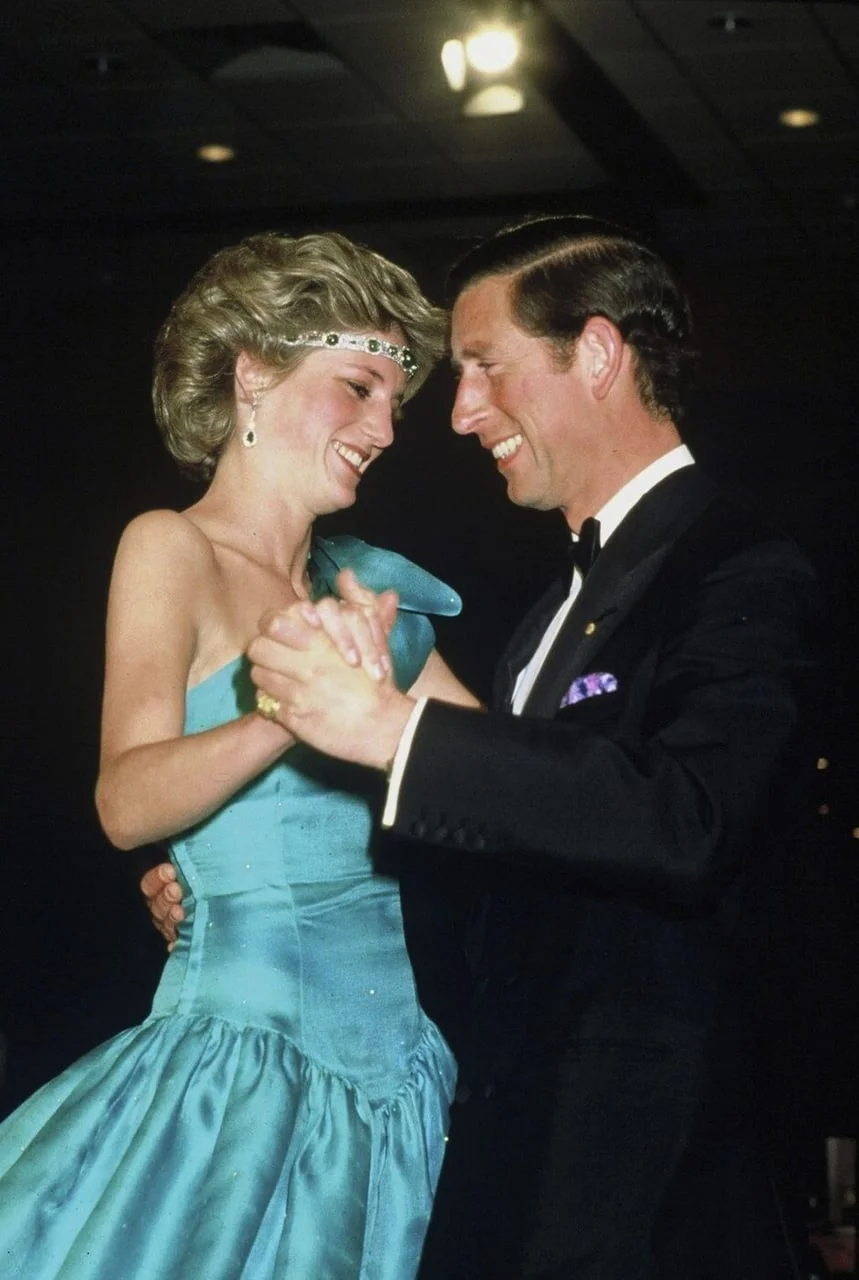 Princeza Diana u plavoj haljini pleše s princeom Charlesom