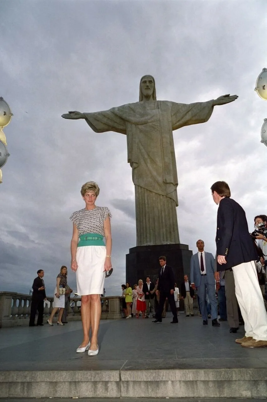 Princeza Diana ispred statue Isusa Is Krista Iskupitelja