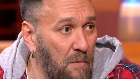 Portret pjevača Igora Lazića Niggora s bradom i srebrnim naušnikom