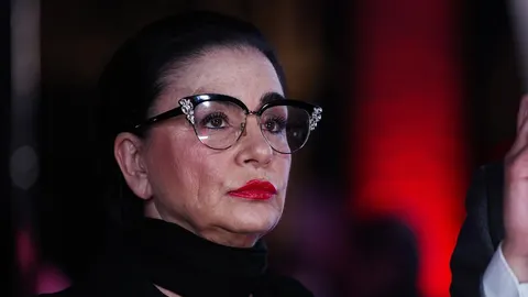 Portret pjevačice Alke Vuice s crnim naočalama i crvenim ružem