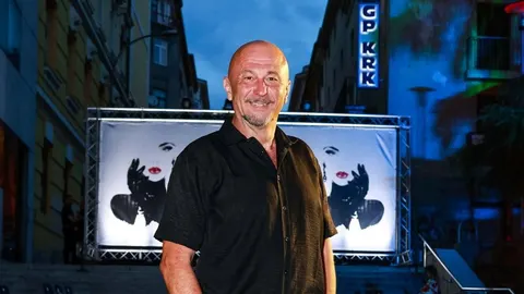 Portret nasmijanog glumca Dražena Mikulića u crnoj košulji na otvorenom prostoru