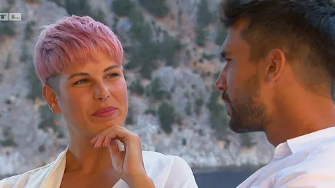 Maida Ribić s ružičastom kratkom kosom razgovara s muškarcem