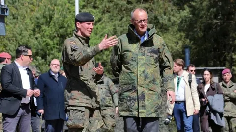 Njemački general Christian Freuding u vojnoj uniformi razgovara s kolegom