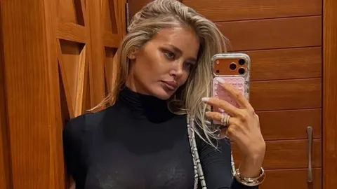 Selfie Sofije Milošević u crnoj odjeći ispred drvenih vrata