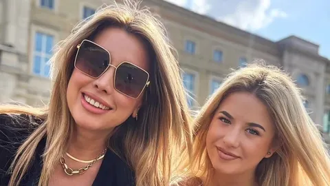 Nives Celzijus i njezina kći Taisha nasmijane na fotografiji na otvorenom
