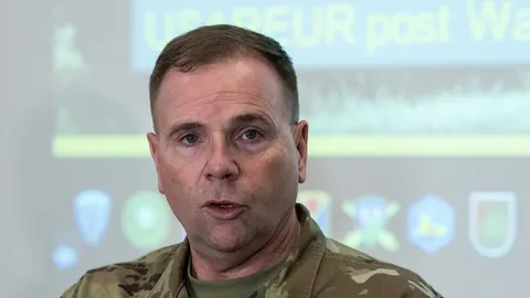 Portret umirovljenog generala Ben Hodgesa u vojnoj uniformi