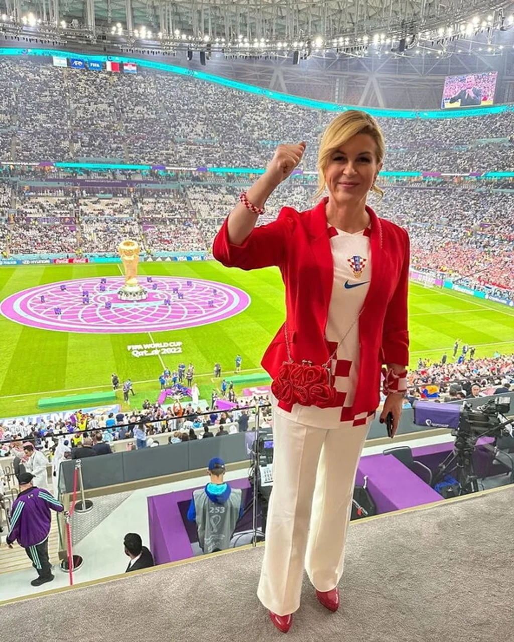 Kolinda Grabar-Kitarović u crvenom saku i dresu na stadionu u Kataru