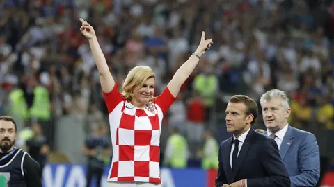 Kolinda Grabar-Kitarović u crvenobijelom dresu s podignutim rukama