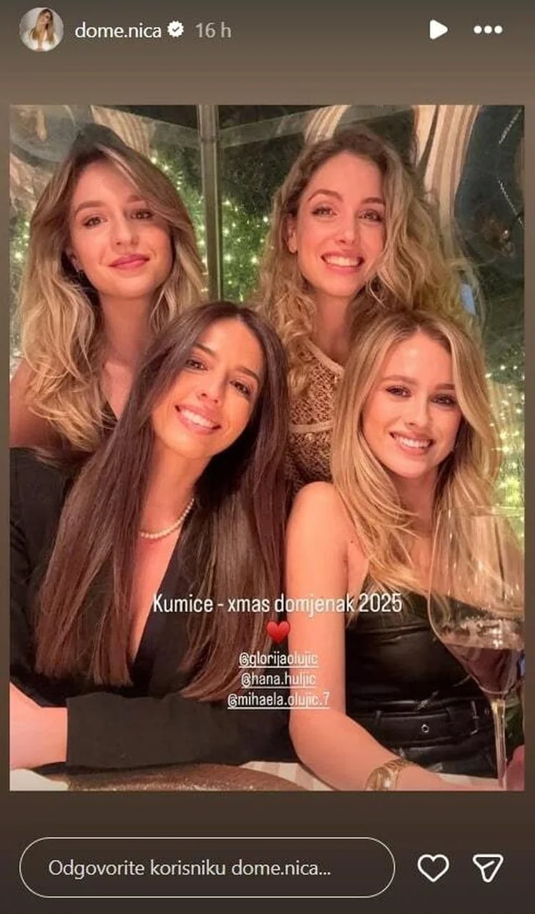 Grupa od četiri nasmijane žene koje poziraju za zajedničkom fotografijom