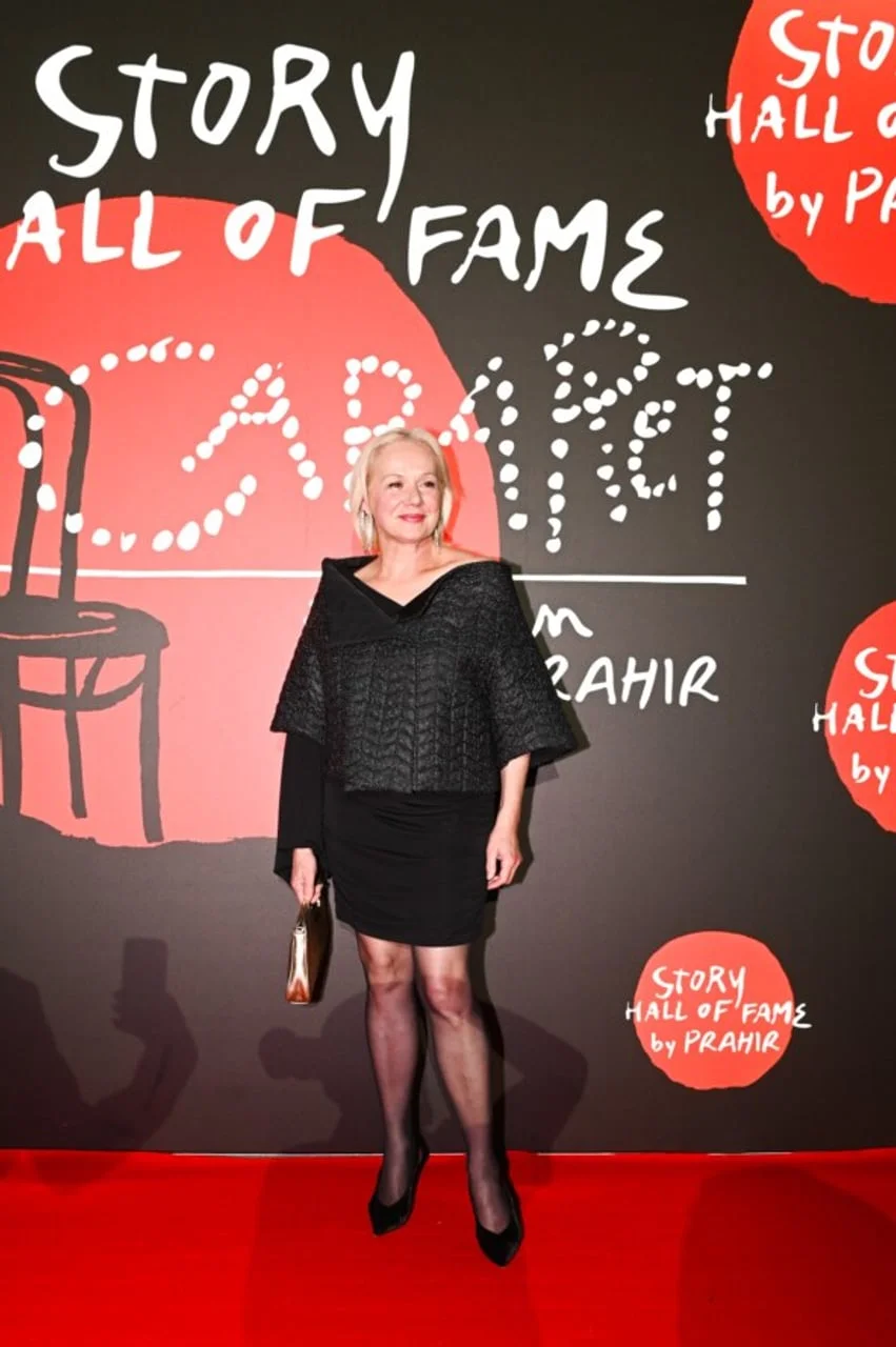 Ksenija Pajić u crnoj haljini na crvenom tepihu Story Hall of Fame