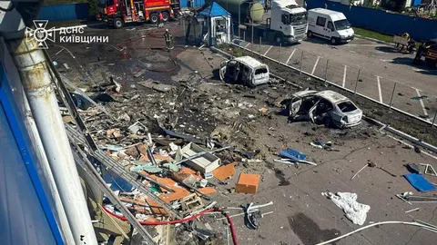 Uništeni automobili i razbacani ostaci zgrade na parkingu u Kijevu