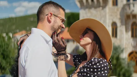 Boris Rogoznica i Matea Sušac gledaju jedno u drugo na otvorenom