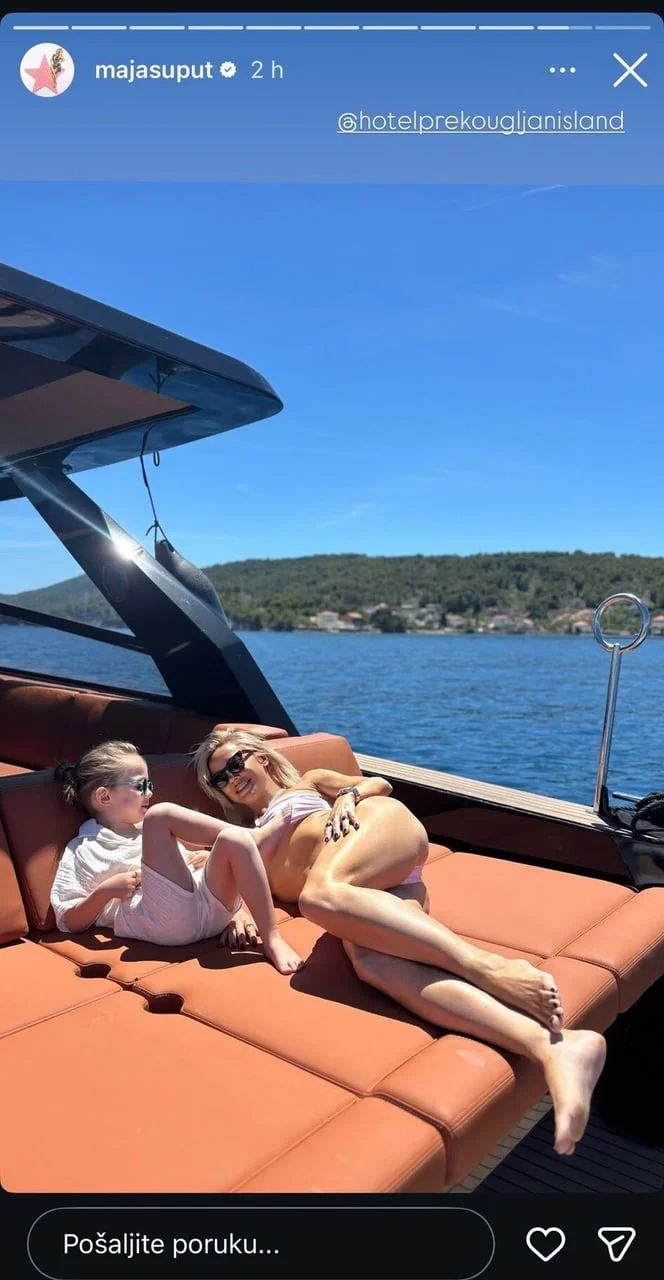 Majka i kćerka opuštaju se na sunčanim ležaljkama jahte