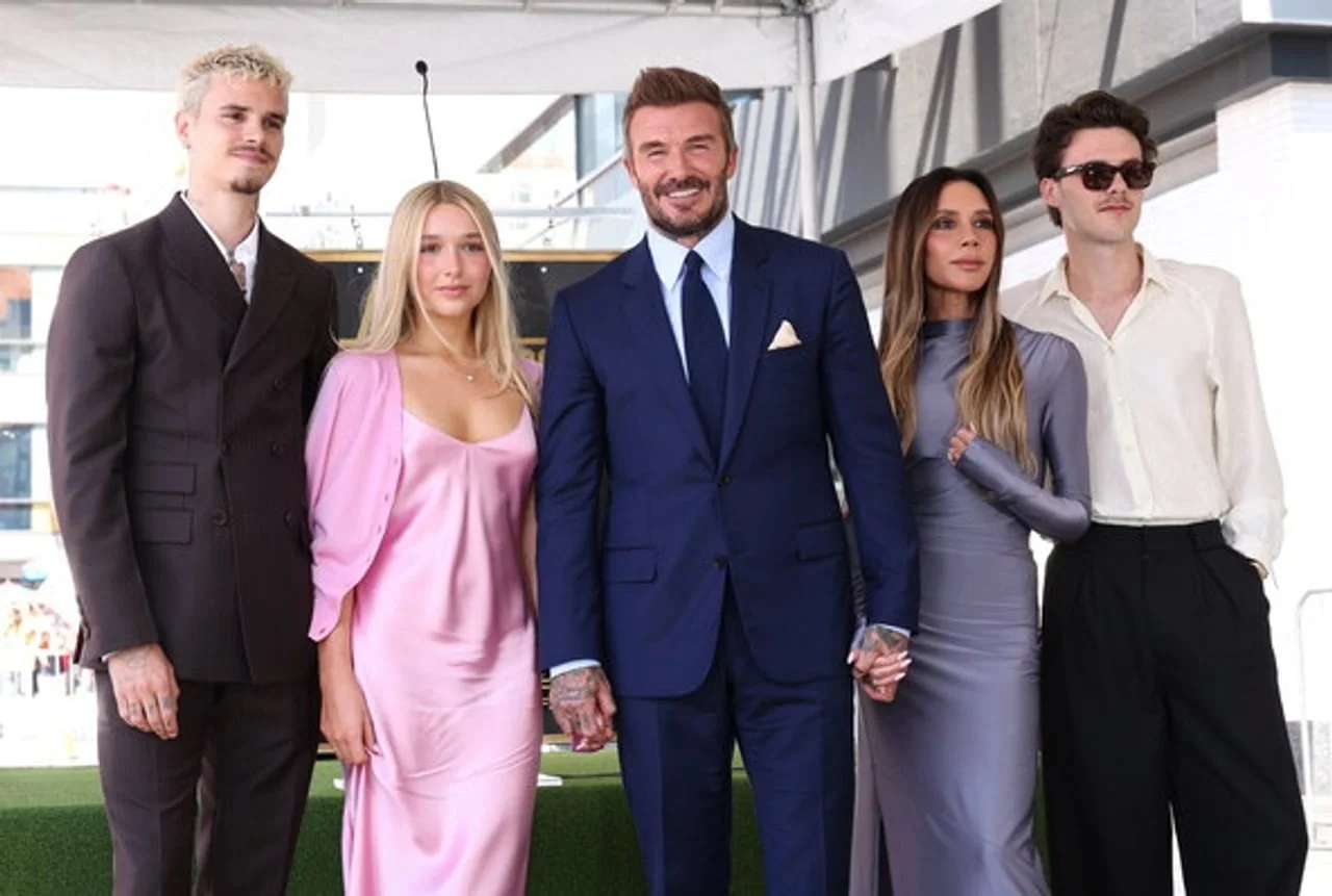 David Beckham sa suprugom i dvoje djece poziraju za fotografiju