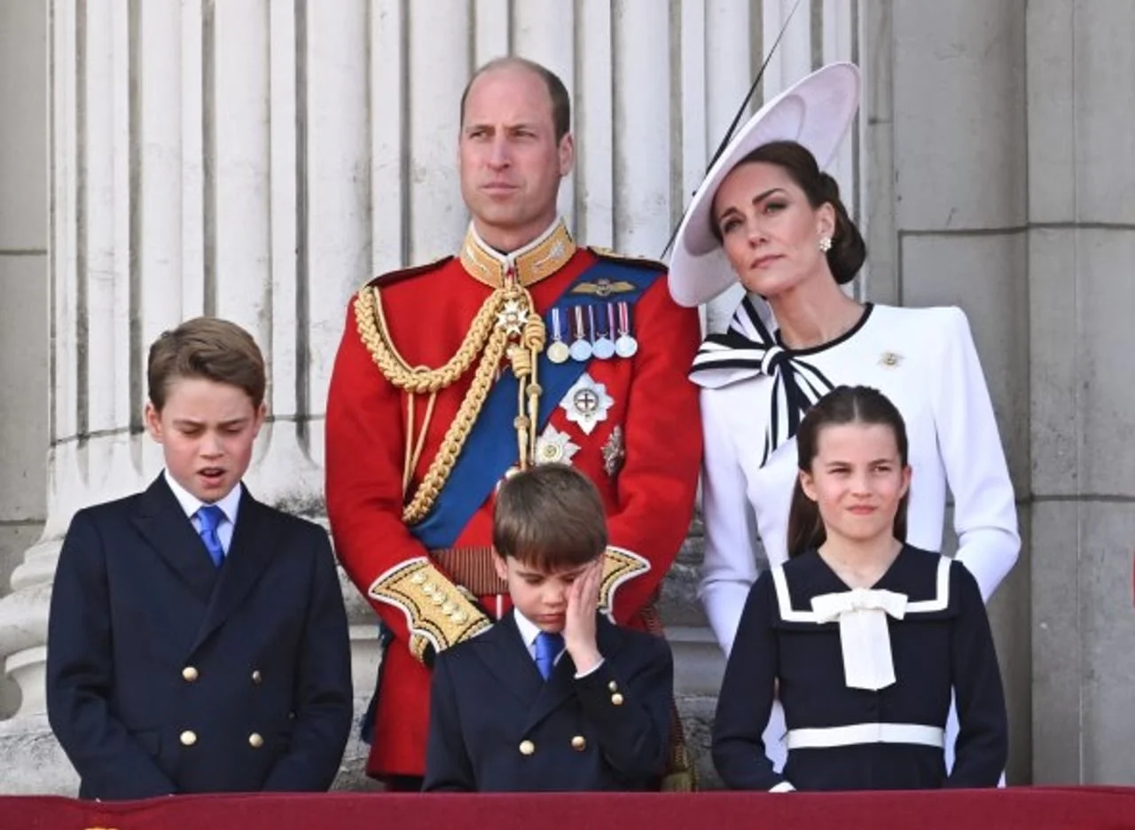 Prince William, Kate Middleton i njihovo troje djece na balkonu palače