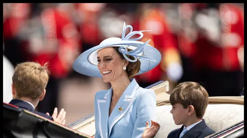 Kate Middleton u svijetlo plavom odelu i šeširu s djecom u kočiji